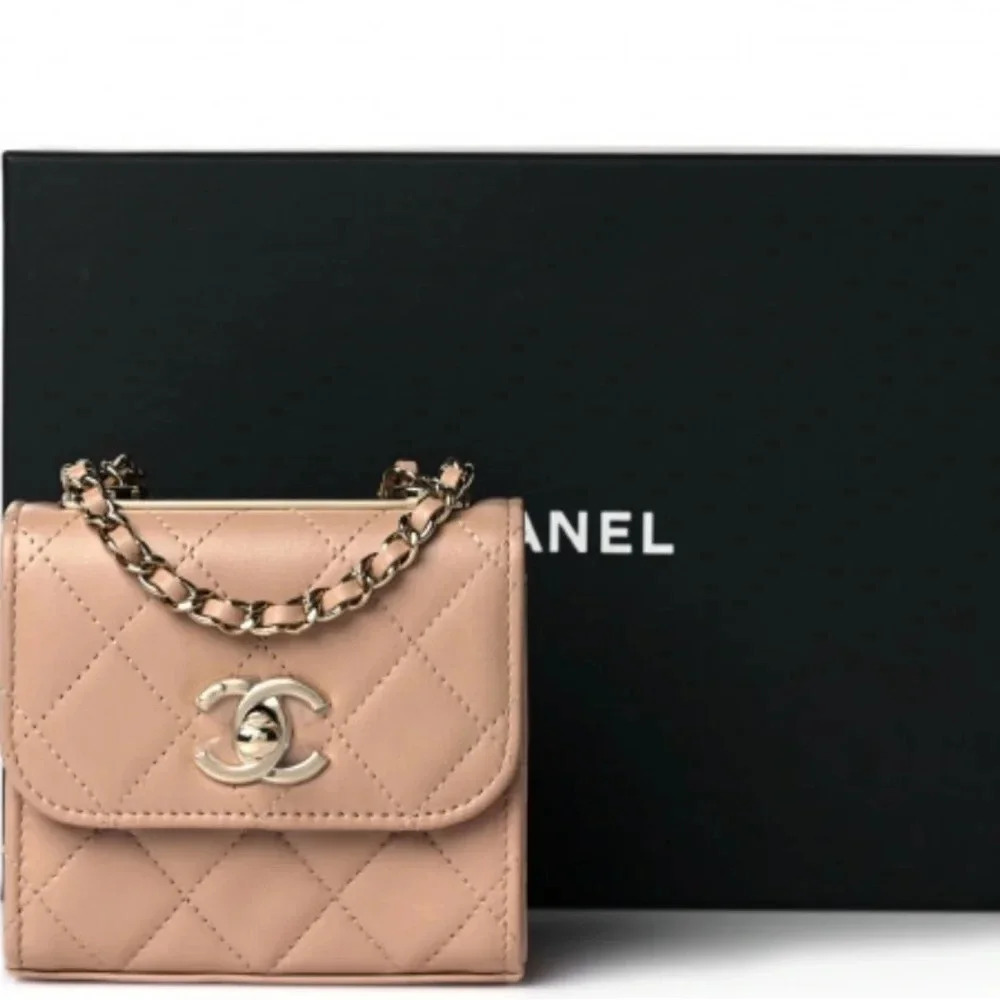 Chanel
Lambskin Quilted Mini Trendy CC Clutch With Chain - Picture 3 of 16